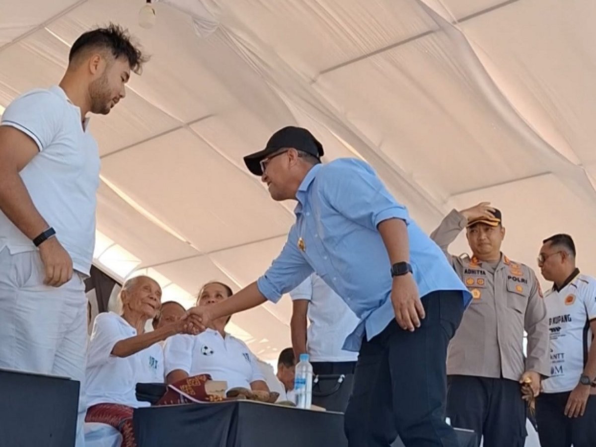 SALAMAN. Bupati Kupang Yosef Lede bersalaman dengan Orpa Kase ibunda Viktor Bungtilu Laiskodat saat acara seremoni pembukaan LLMC III, Minggu (4/10).