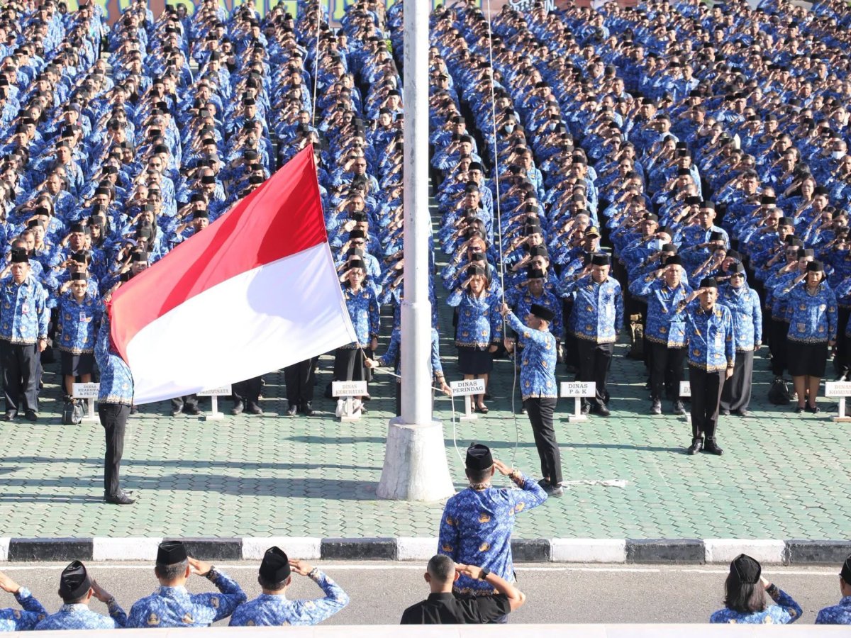 Gubernur Nusa Tenggara Timur, Emanuel Melkiades Laka Lena saat memimpin Apel Kesadaran Bersama ASN Pemerintah Provinsi NTT di halaman Kantor Gubernur NTT