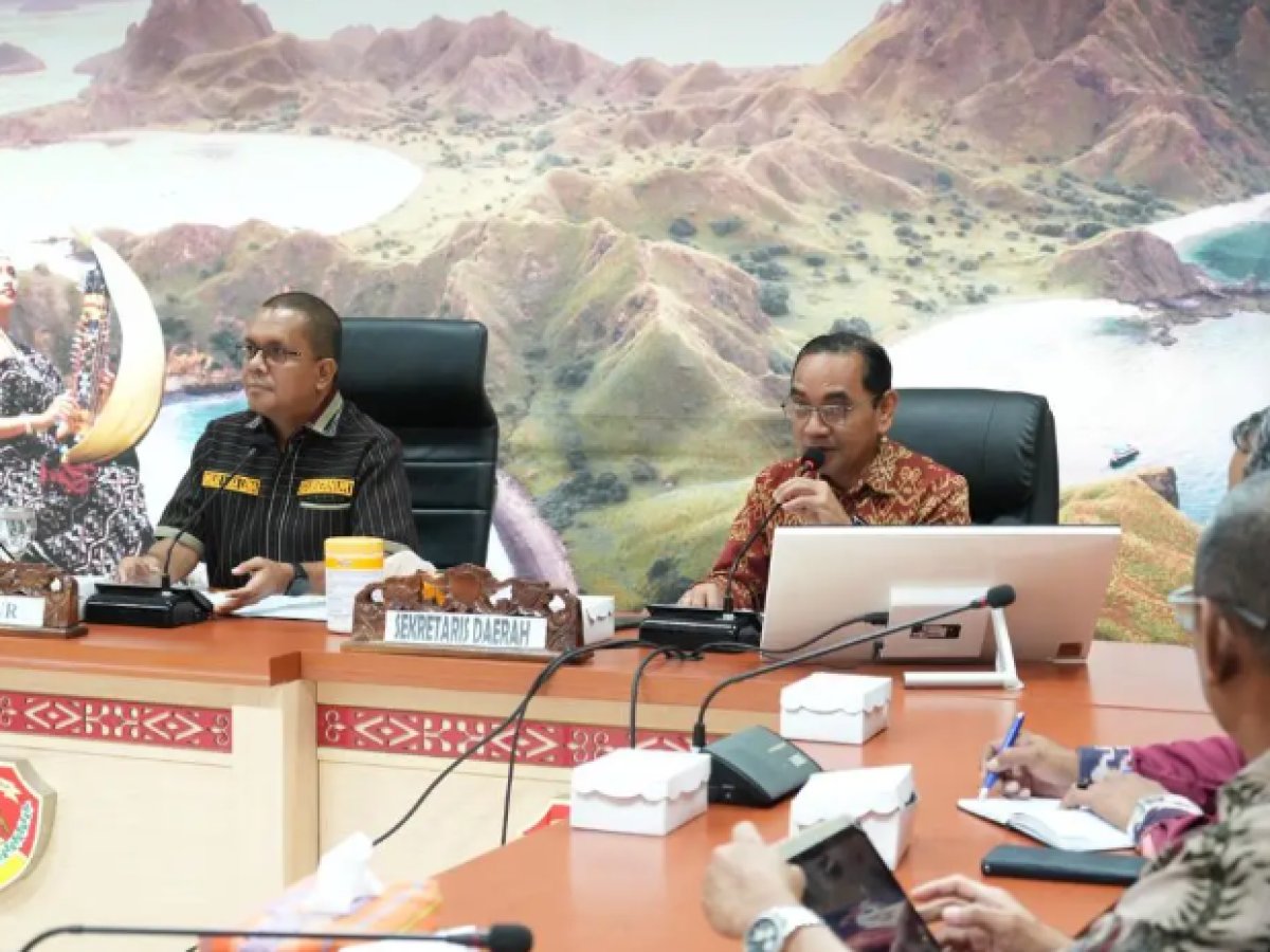 Gubernur NTT Melki Laka Lena memimpin rapat bersama perguruan tinggi terkait penanganan gempa Flores. (Dok Biro Apim NTT)