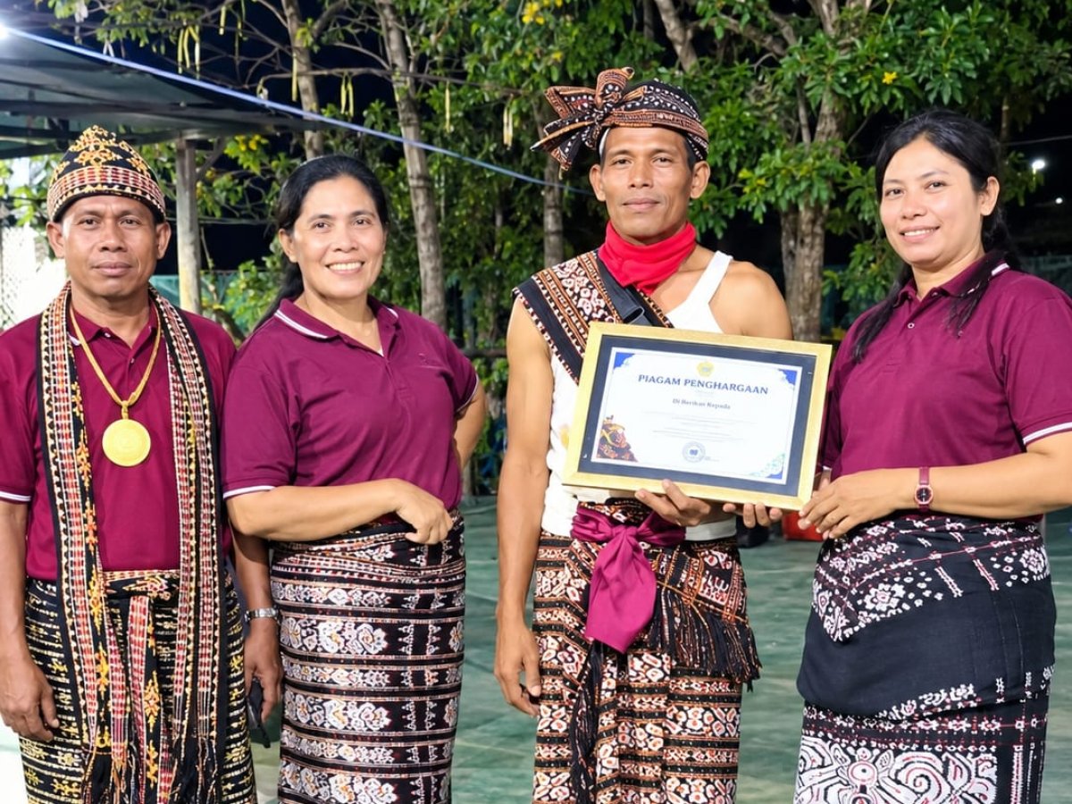 Angki La Ane, S.Sos., bersama jajaran panitia